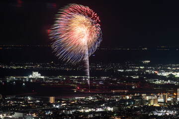 夏の夜空に輝く美しい花火