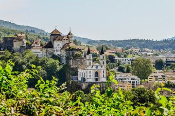 Fototapeta premium Aarburg, Kirche, Festung, Aare, Fluss, Altstadt, Altstadthäuser, Aargau, Zofingen, Aussichtspunkt, Sommer, Sommertag, Sommerwanderung, Schweiz