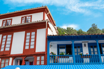 Hermosa arquitectura tradicional con casas de madera colorida y cal blanca en la villa de Tazones, norte de España