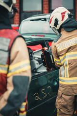 Feuerwehr bei einem Verkehrsunfall - Hydraulischer Rettungssatz