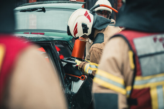 Feuerwehr bei einem Verkehrsunfall - Hydraulischer Rettungssatz