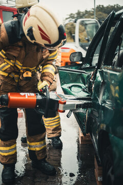 Feuerwehr bei einem Verkehrsunfall - Hydraulischer Rettungssatz