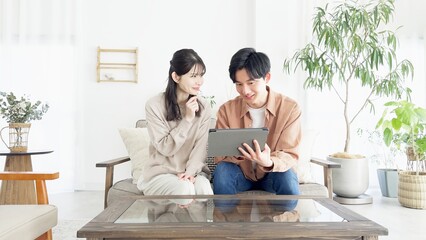 不動産サイトや旅行サイトを見るカップル