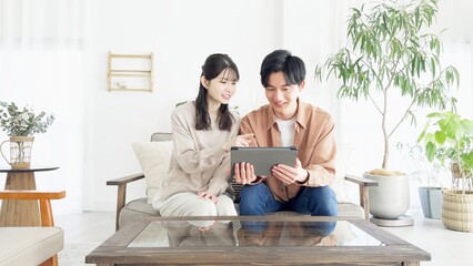 不動産サイトや旅行サイトを見るカップル