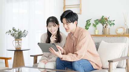 不動産サイトや旅行サイトを見るカップル