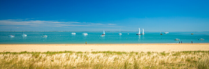 Boats anchored at Boyardville beach on Oleron island, France © JeanLuc Ichard