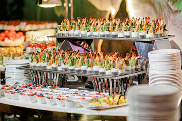 The buffet in the restaurant is beautifully served. Expensive delicacies. Tiger prawns, red fish, desserts.