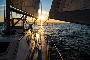 Segelboot vor Abendstimmung
