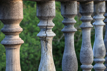 The cement balcony railing was left outdoors for a long time and cracked.