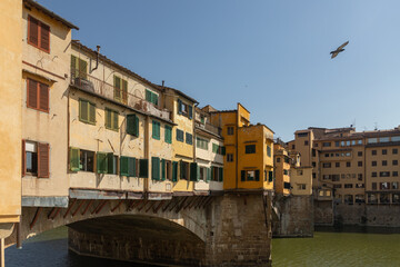 Obraz premium Segmentbogenbrücke Ponte Vecchio- älteste Brücke über den Arno in der italienischen Stadt Florenz