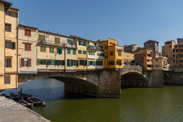 Segmentbogenbrücke Ponte Vecchio- älteste Brücke über den Arno in der italienischen Stadt Florenz