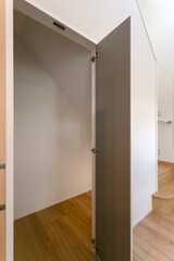 一戸建て住宅の階段下収納