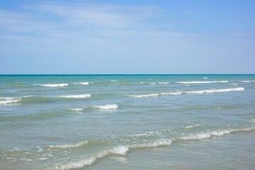 Vue sur la mer et l'horizon au bord de la plage