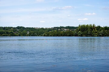 Vue sur un étang d'une base de loisirs