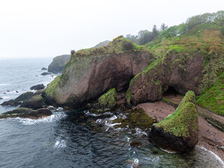 Cushendun Caves Höhlen in Nordirland am Strand