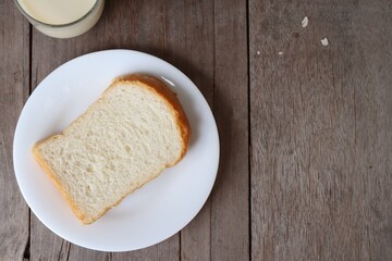 Breakfast of sliced bread and milk