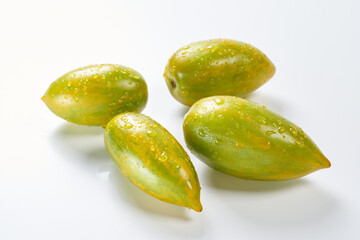 高アントシアニントマトの実　白バックで