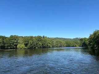 Fototapeta premium La Dordogne depuis beaulieu-sur-dordogne