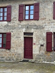 Maison en pierres grises