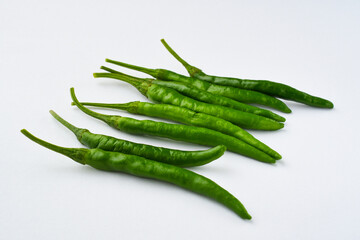 白背景の青唐辛子　コピースペースあり Green chili peppers (chile verde) on white background with copy space

