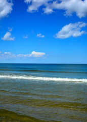 niebieskie morze z niebieskim niebiem i białymi, pierzastymi chmurami, morski krajobraz, pogodne niebo nad morzem, horyzont, blue sea with blue sky, sea landscape, horizon,