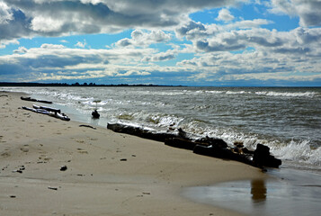 drewno na plaży na tle morza, kawałek drwena na plaży, malowniczy pejzaż nadmorski, log on the sand on the sea shore, beach scene with a large log and sand © kateej