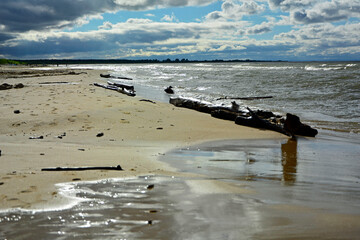 drewno na plaży na tle morza, kawałek drwena na plaży, malowniczy pejzaż nadmorski, log on the sand on the sea shore, beach scene with a large log and sand © kateej