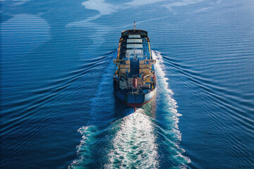 Bulk dry cargo carrier ship for carrying dry cargo cruising across the sea, rear follow aerial