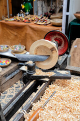 Kleine elektrische Drechselbank mit eingespanntem Holzteller