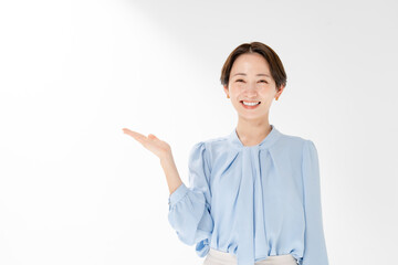 手をかざしている女性　カメラ目線