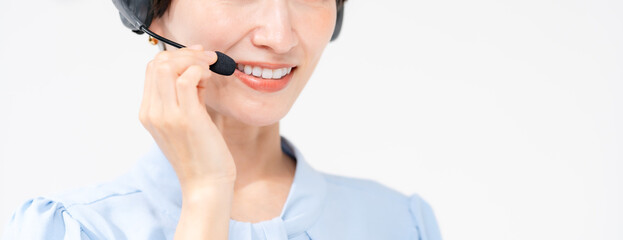 ヘッドセットをつけた女性の口元