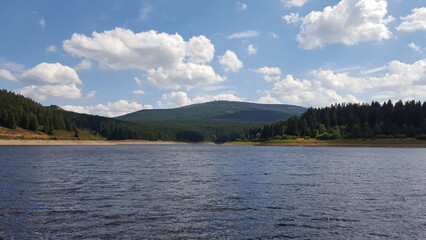Blick auf den Brocken im Harz an der Eckertalsperre im Sommer, zwischen Bad Harzburg und Torfhaus...