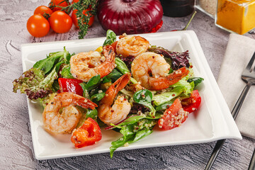 Salad with prawn and quinoa