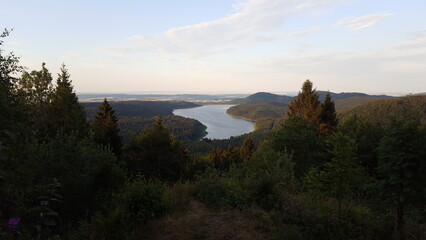 Wanderung im Harz bei Langelsheim/Goslar in Niedersachsen mit Blick auf die Granetalsperre und auf die Landschaft im Harz