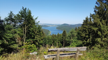 Wanderung im Harz bei Langelsheim/Goslar in Niedersachsen mit Blick auf die Granetalsperre und auf die Landschaft im Harz