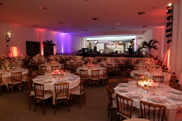 Spacious ballroom decorated with round tables, suitable for gala dinners, wedding receptions, and luxurious indoor events