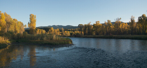 Obraz premium autumn river sunset