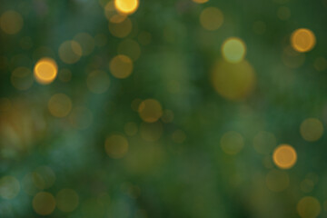 Obraz premium Bokeh of Light on Christmas tree. Defocused Light on Christmas tree on blurred background. Blurred Christmas background for template