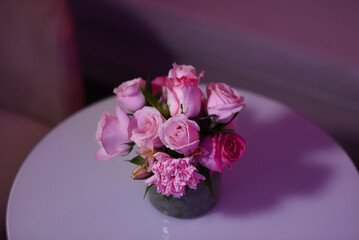 pink roses in vase, pink roses in a glass, bouquet on the table, bouquet of roses, bouquet of pink roses, decoration with flowers, table with flower arrangement, table with flowers
