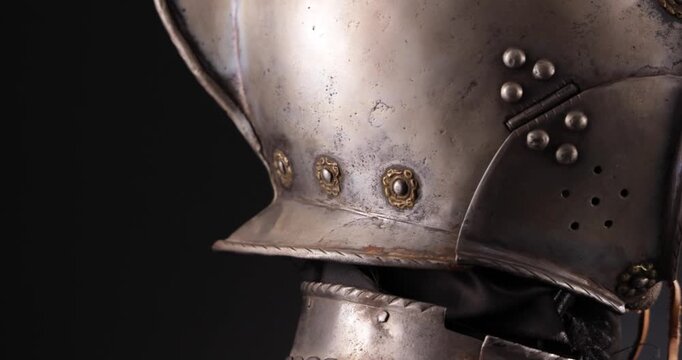 Detailaufnahme einer mittelalterlichen R&uuml;stung Harnisch
