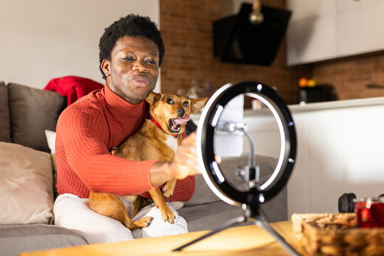 NON-BINARY GUY RECORDING HIMSELF WITH HIS PHONE