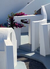 Casas blancas típicas en Akrotiri, isla de Santorini, Grecia