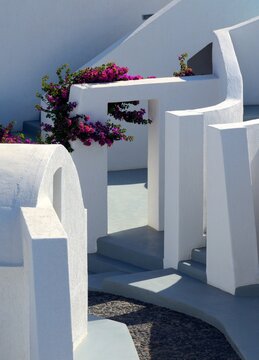 Casas blancas t&iacute;picas en Akrotiri, isla de Santorini, Grecia