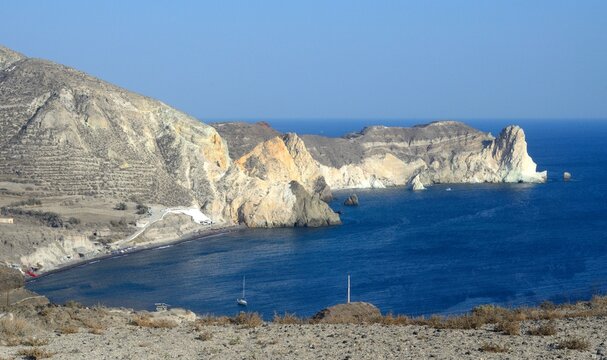 Vista de acantilados desde Akrotiri, isla de Santorini, Grecia