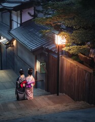 Obraz premium 京都の街並みを歩く浴衣の女性たち