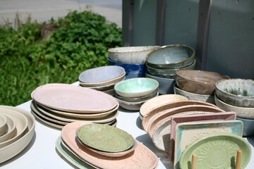 Schöne Keramik (Teller, Schüsseln, Servierplatten) in Pastellfarben.