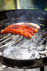 saucisses sur le barbecue