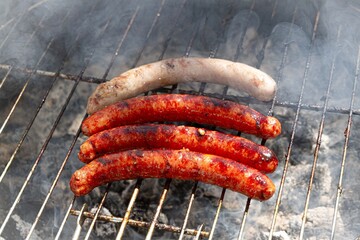 saucisses sur le barbecue