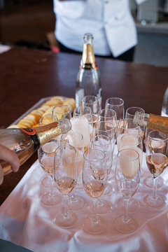 Serving glasses of champagne 