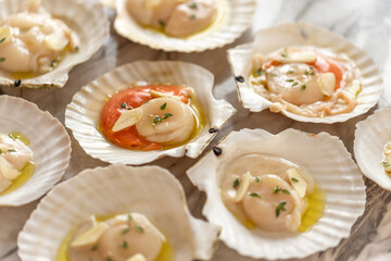 scallops cooked with thyme, garlic and olive oil for baking in the oven